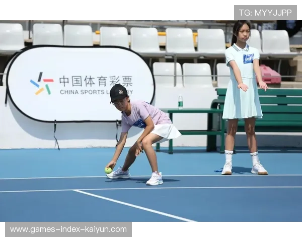 网球比赛球童被球砸倒！选手跑去查看